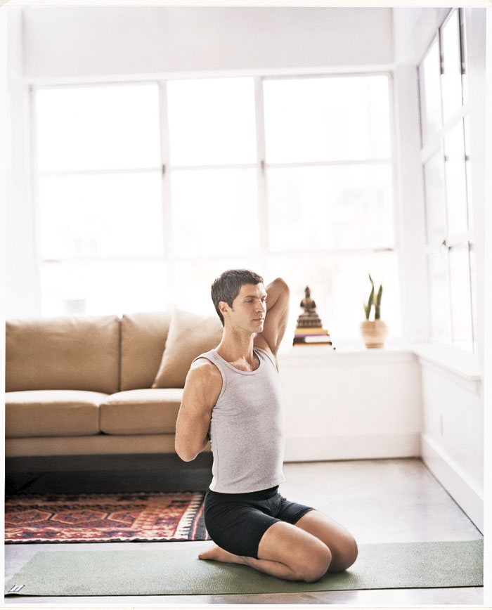 Упражнения йоги для верхних мышц спины