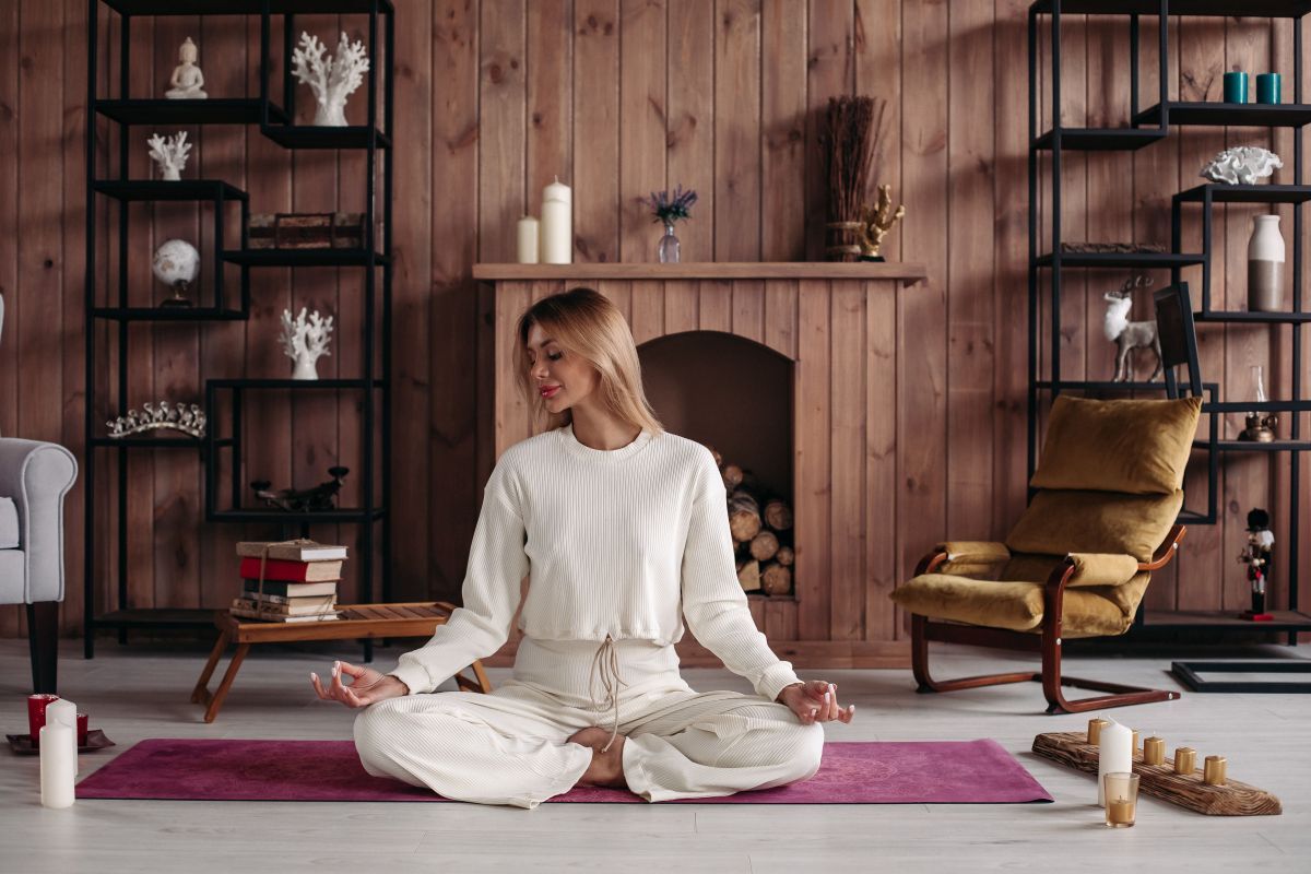 Медитация в офисе. Медитация дома. Медитация в одежде на кресле. Женщина медитирует дома. Аудиомедитация