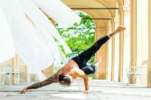 Yoga Journal - Потрясающее видео о красоте мужской йоги