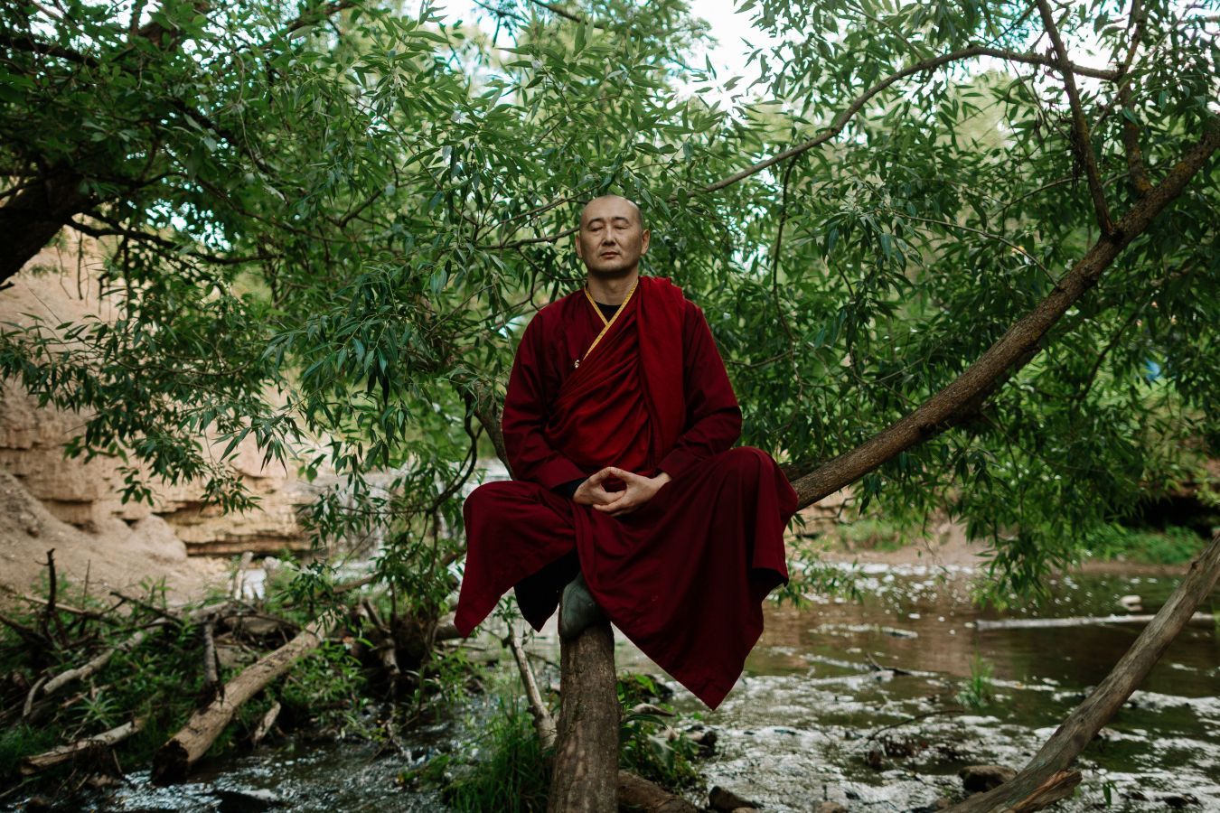 Тибетский монах медитирует