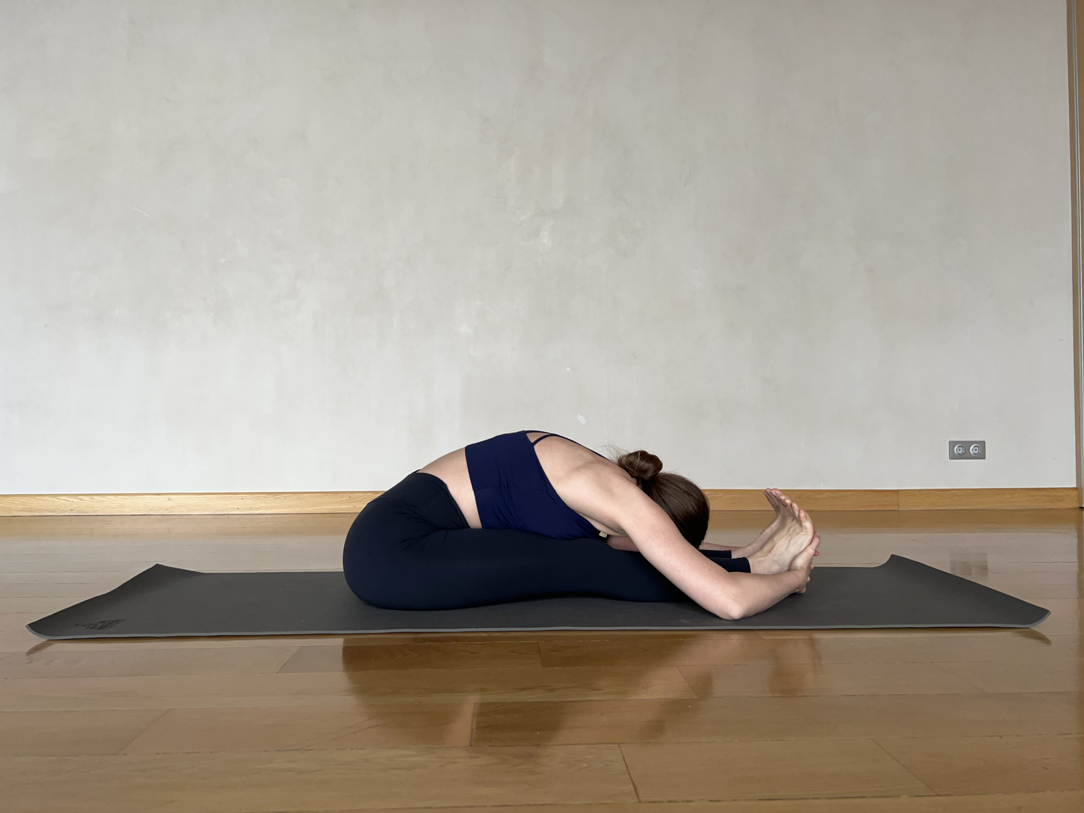 Пашчимоттанасана, наклон вперед сидя