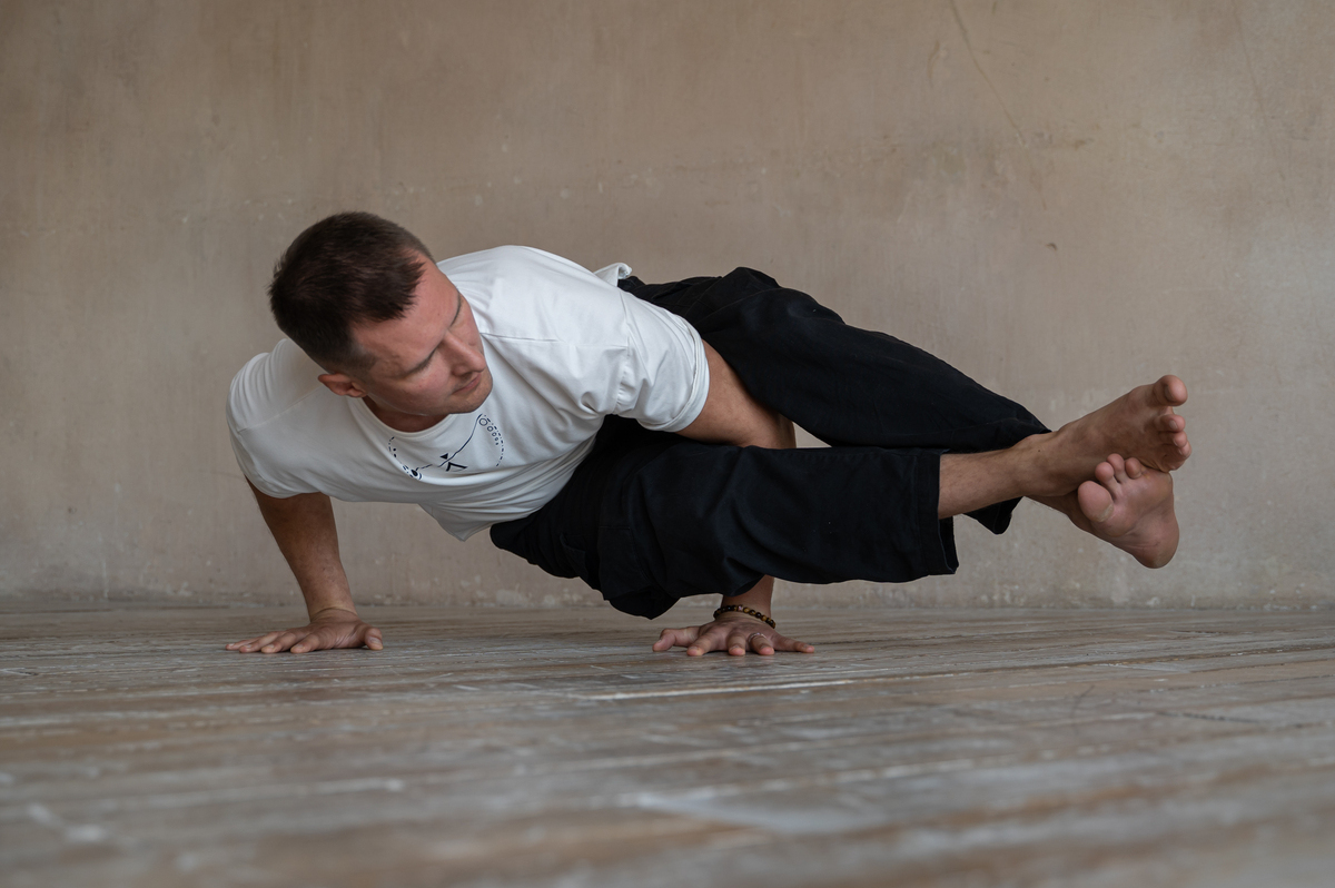Илья Азуевский, сертифицированный преподаватель йоги, старший преподаватель студии «ЙогаДом» и практикующий психолог, гештальт-терапевт