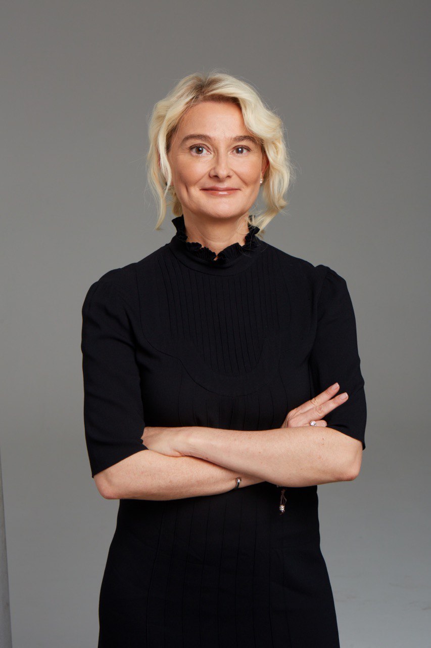 Бьюти-прогноз на 2026 год: от ИИ-диагностики до хронокосметологии и нейроупражнений Анна Дычева-Смирнова, международный эксперт в области маркетинга парфюмерии и косметики, управляющий директор ExpoVisionRus, организатор выставки красоты InterCHARM, автор тг-канала BeautyAD