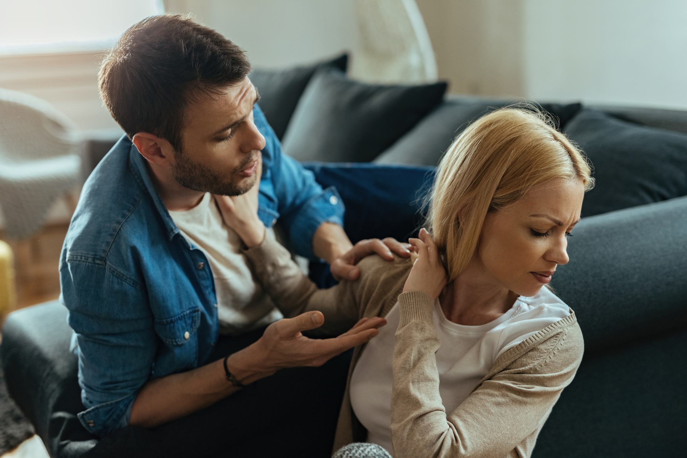 Токсичные отношения или временный кризис: 7 отличий displeased-woman-refusing-talking-with-her-boyfriend-while-having-argument-home.jpg
