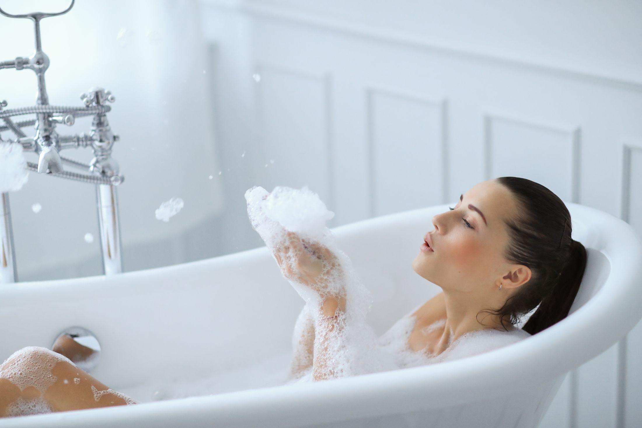 young-nude-woman-taking-a-relaxing-foamy-bath.jpg