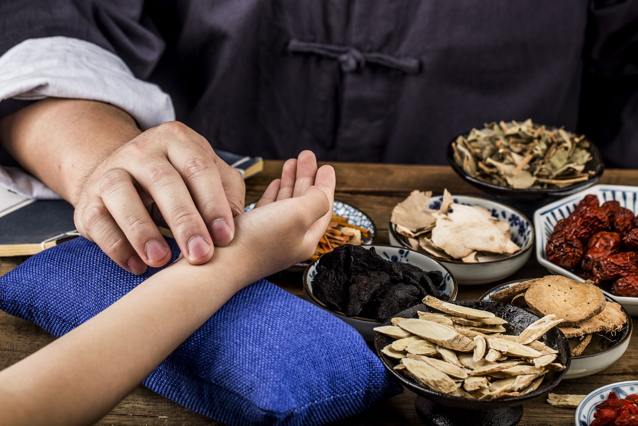 the-old-doctor-of-traditional-chinese-medicine-to-the-patient-s-pulse.jpg