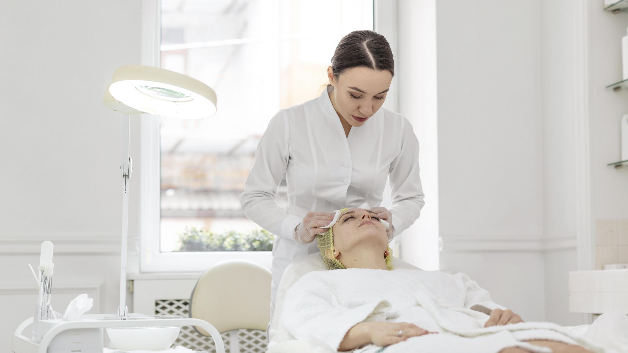 woman-at-beauty-clinic-for-face-treatment.jpg