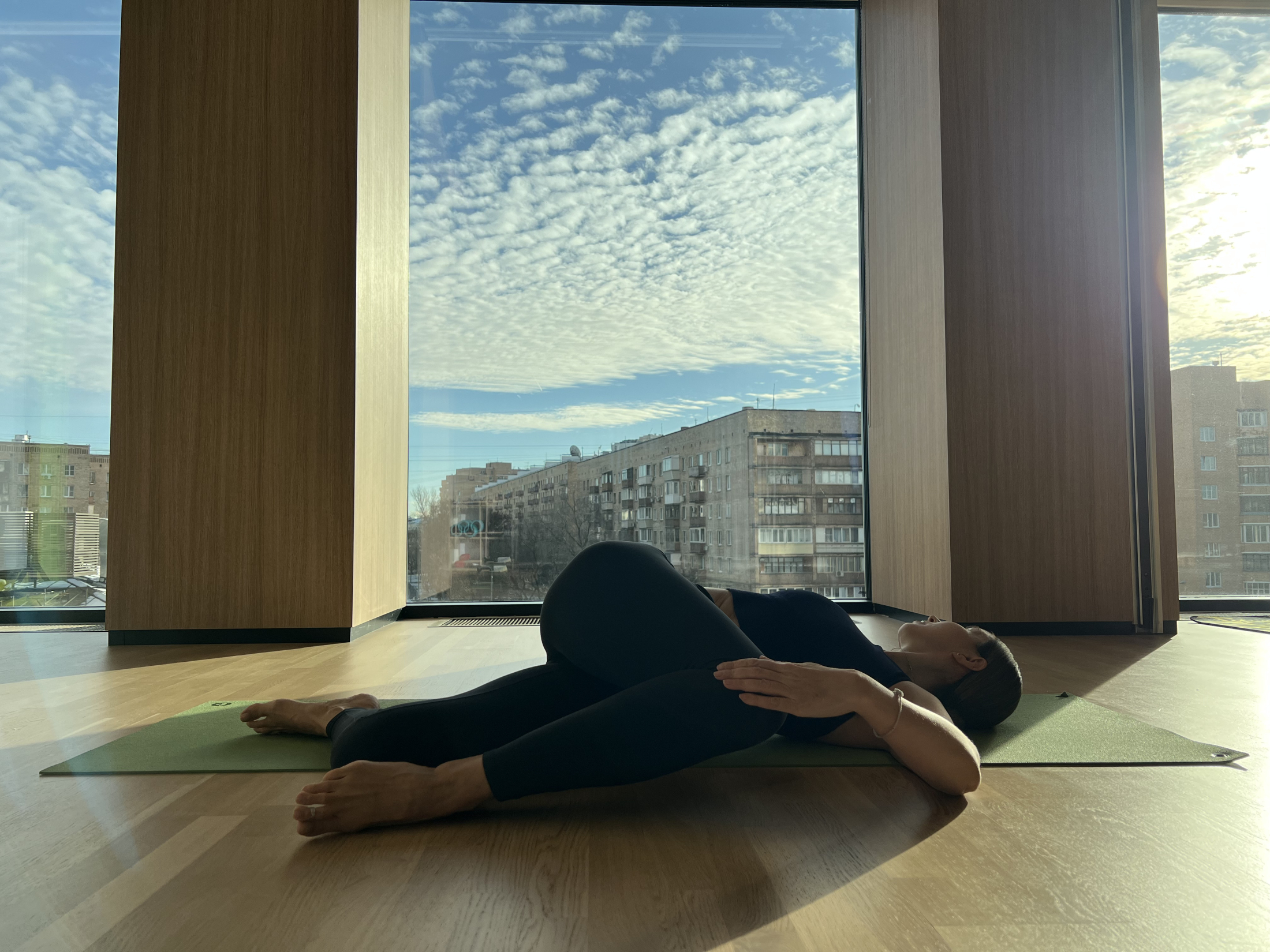 Медленная йога Джатхара Паривартанасана