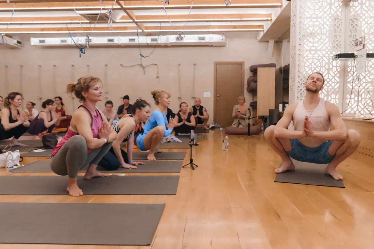 26 конф князев на корточках.png