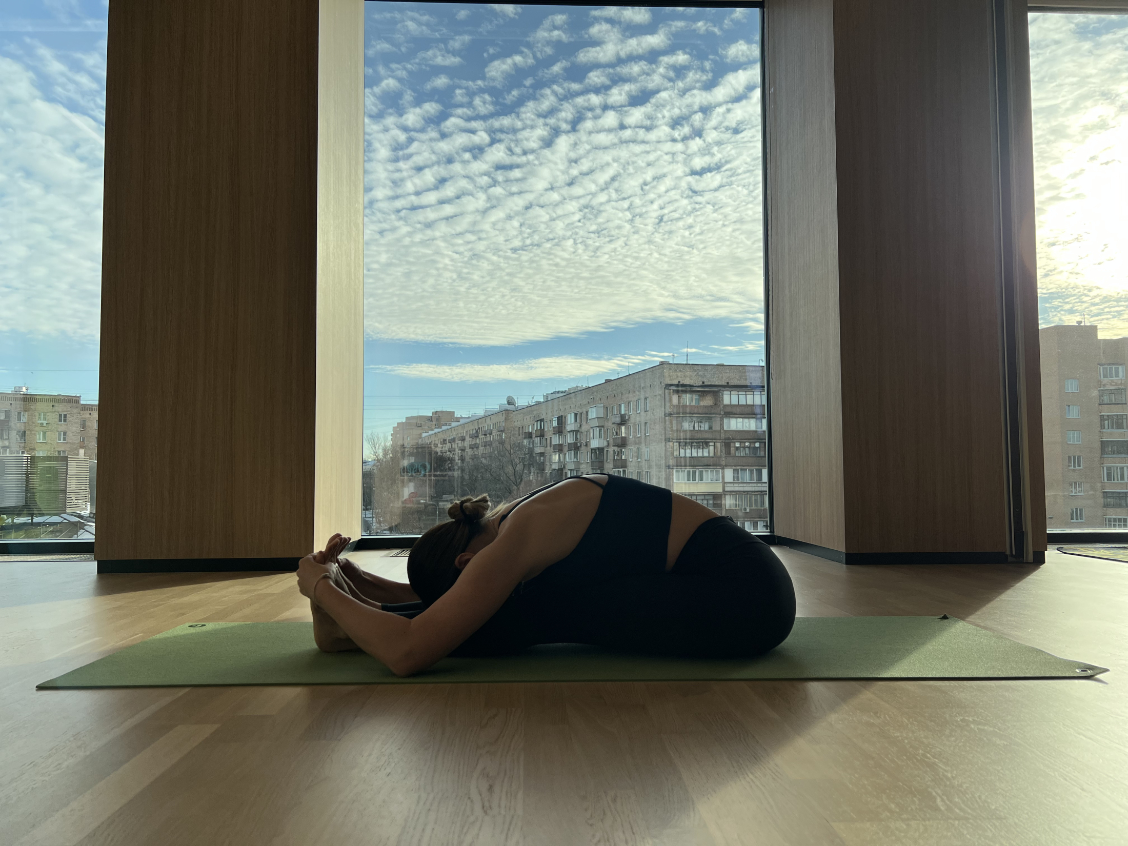 Медленная йога Пашчимоттанасана, наклон вперед сидя