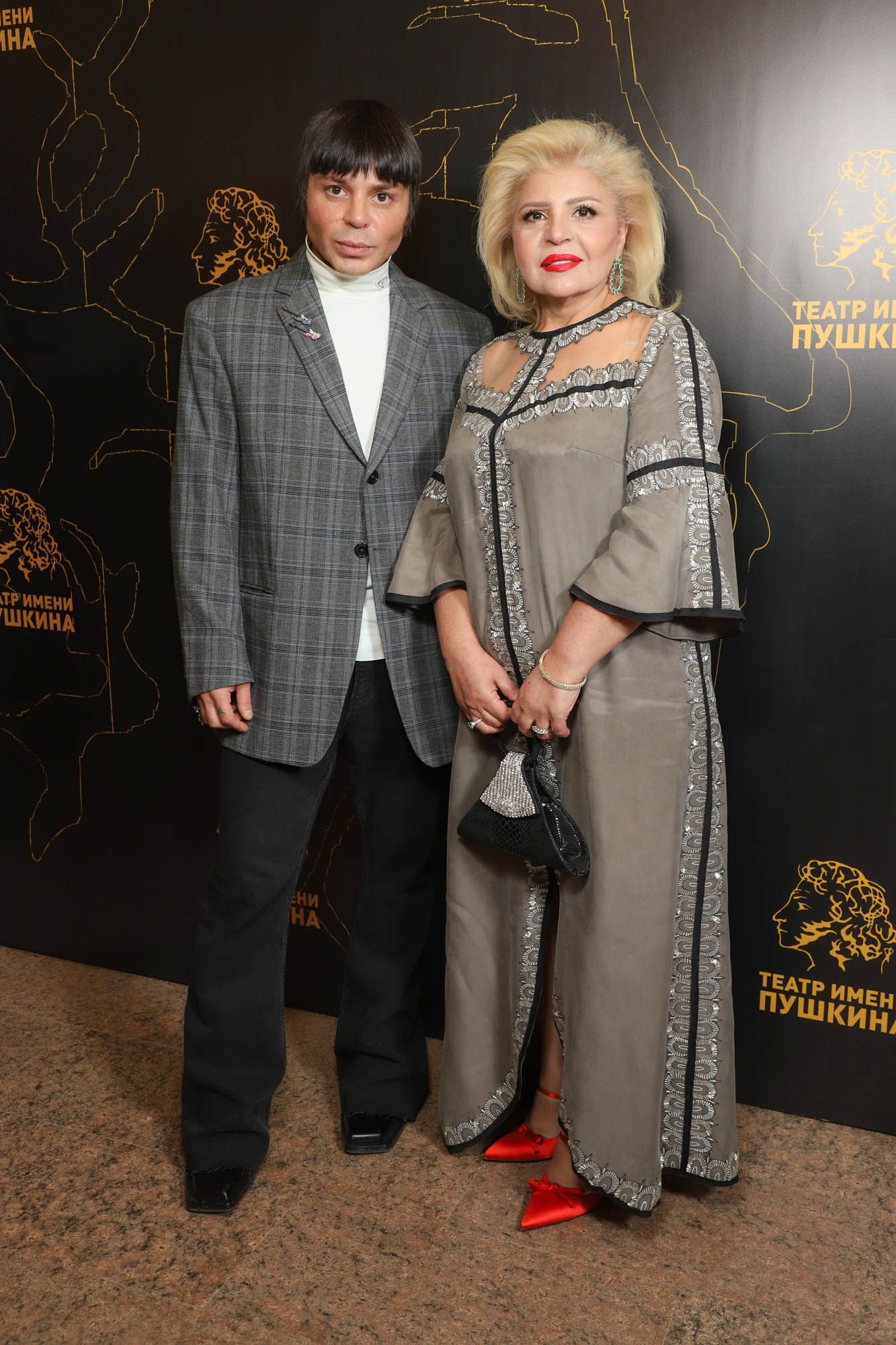 Александр Арутюнов с мамой.jpg