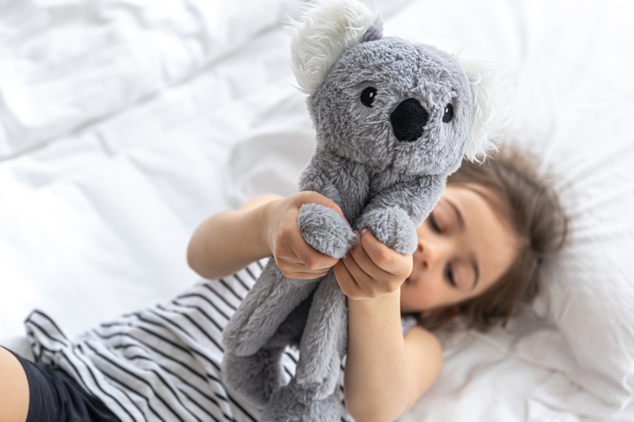 happy-little-girl-with-soft-toy-koala-bed.jpg happy-little-girl-with-soft-toy-koala-bed.jpg
