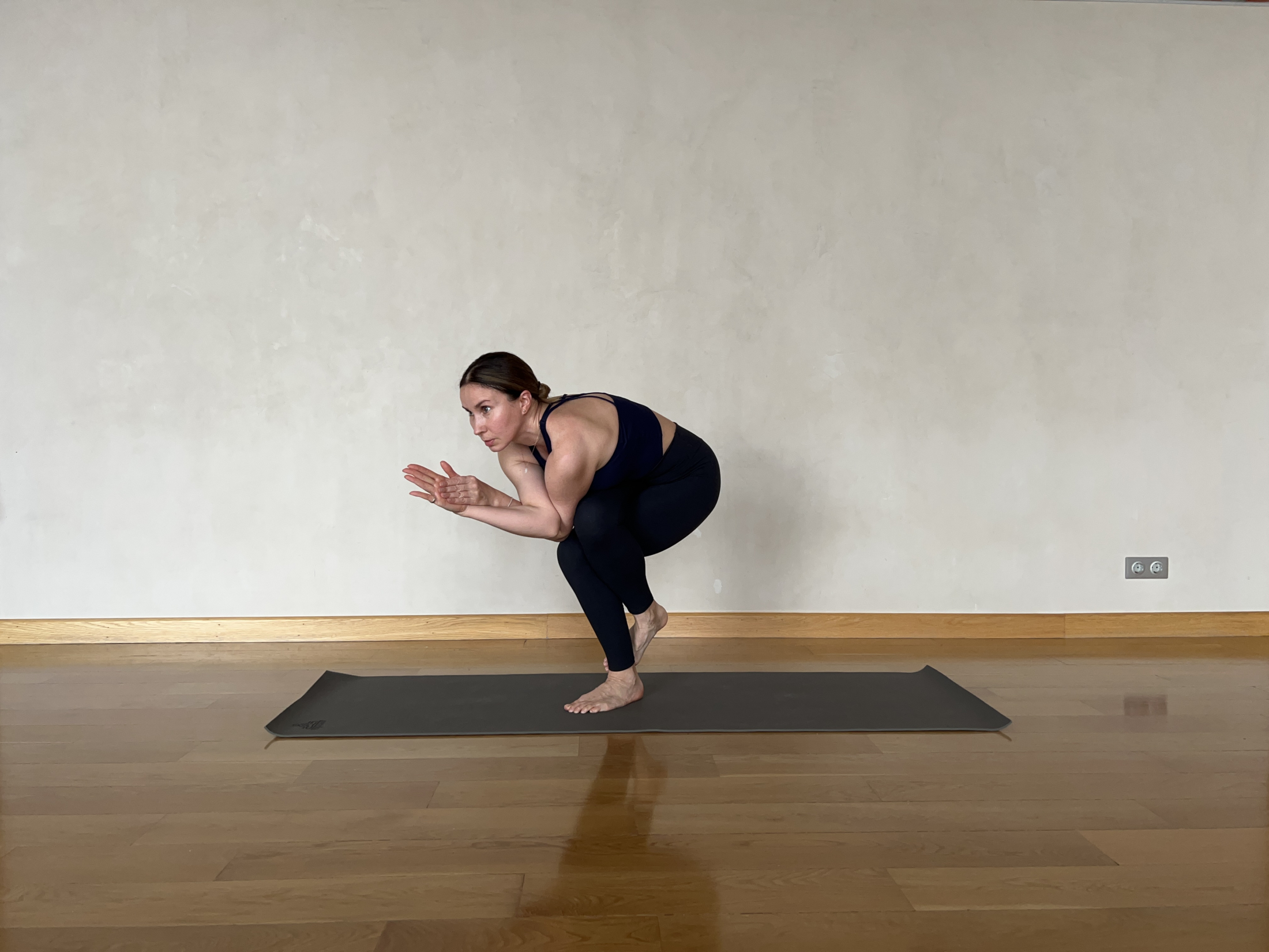 Гарудасана, поза орла