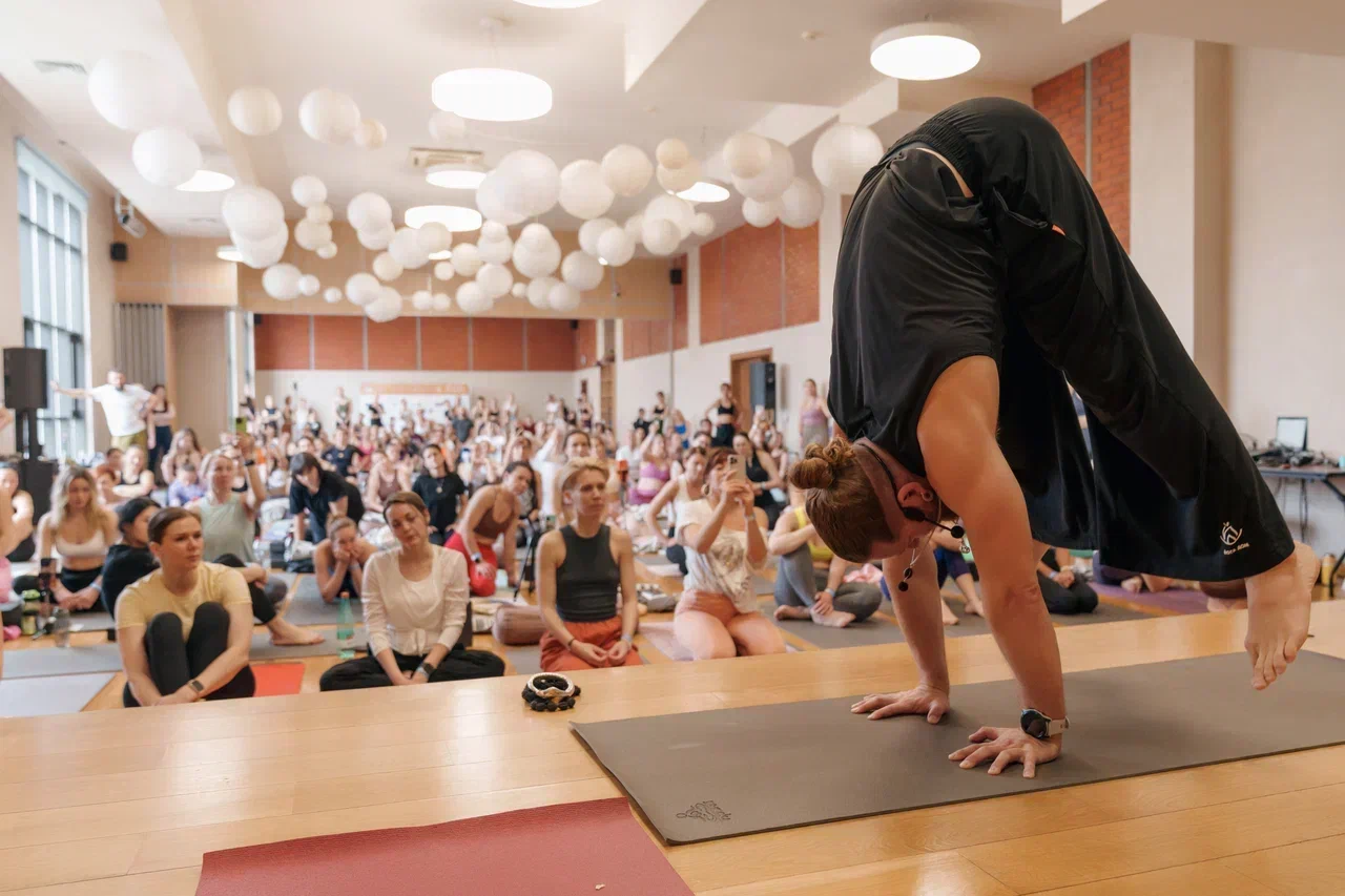 26 конф пантюшев на руках.png