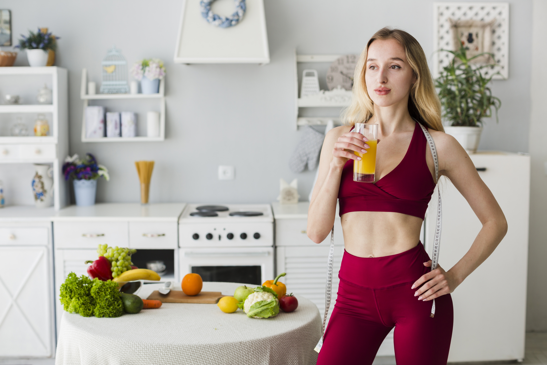 sportivnaa-zensina-na-kuhne-s-zdorovym-sokom.jpg