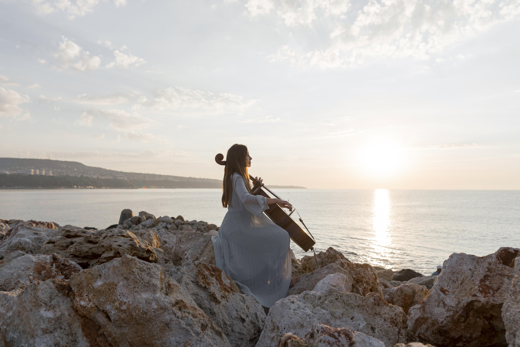 zenskii-muzykant-igraet-na-violonceli-na-otkrytom-vozduhe-na-zakate.jpg zenskii-muzykant-igraet-na-violonceli-na-otkrytom-vozduhe-na-zakate.jpg