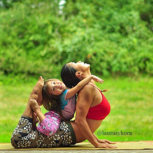 mom-and-daughter-yoga-laura-kasperzak-3.jpg