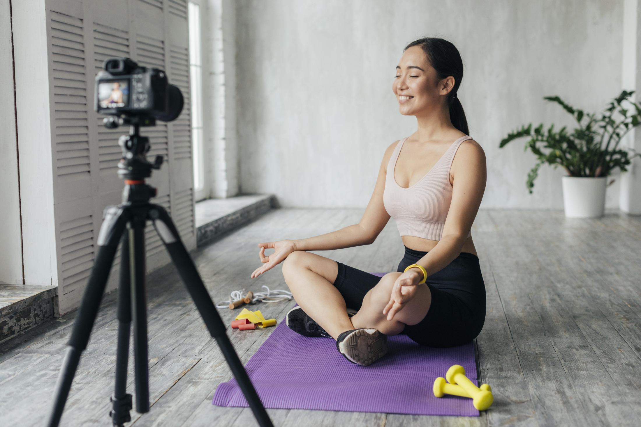 Почему идеальная техника асаны не всегда работает smiley-woman-sportswear-vlogging-while-meditating.jpg
