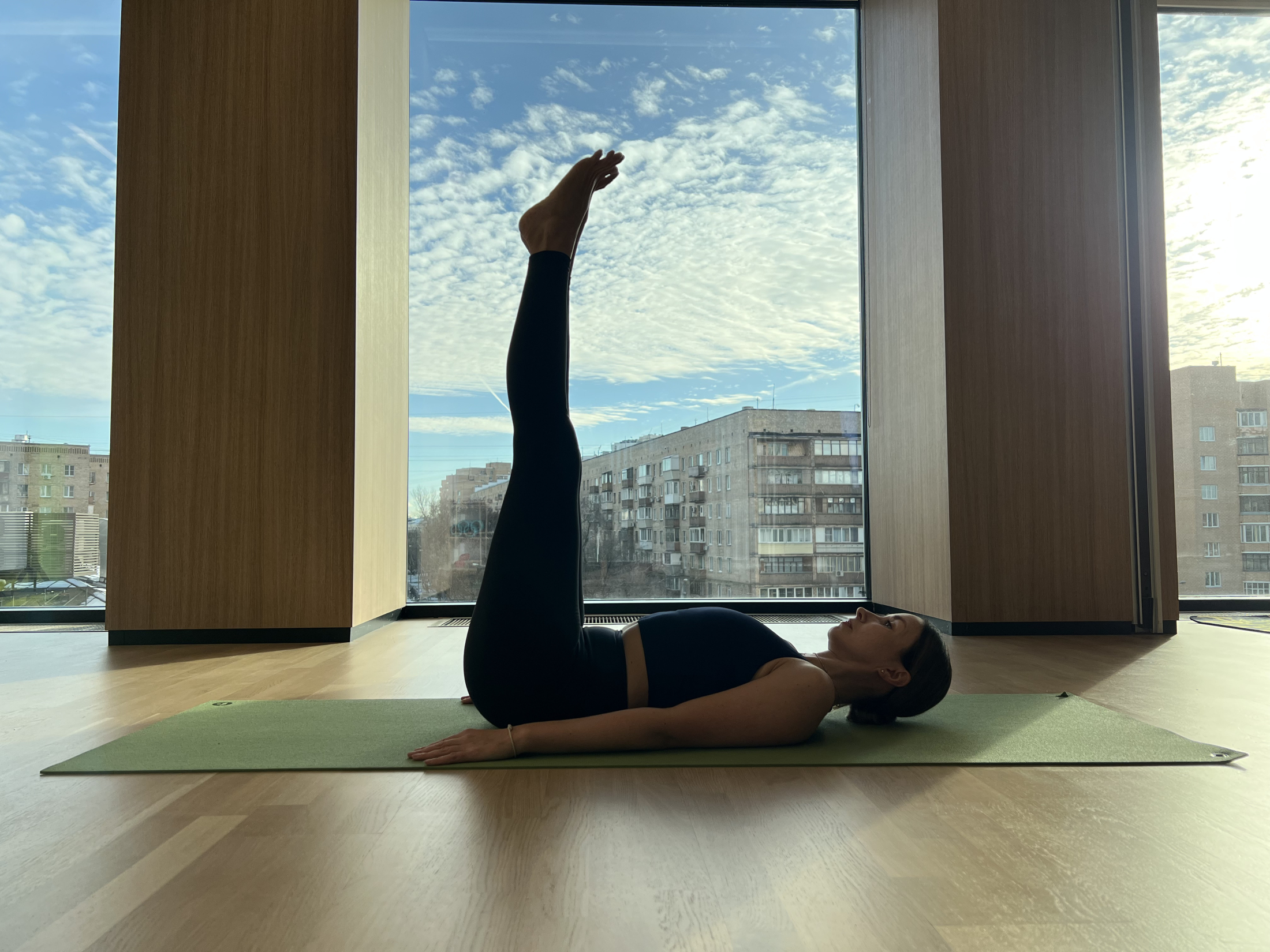 Медленная йога Випарита Карани Мудра