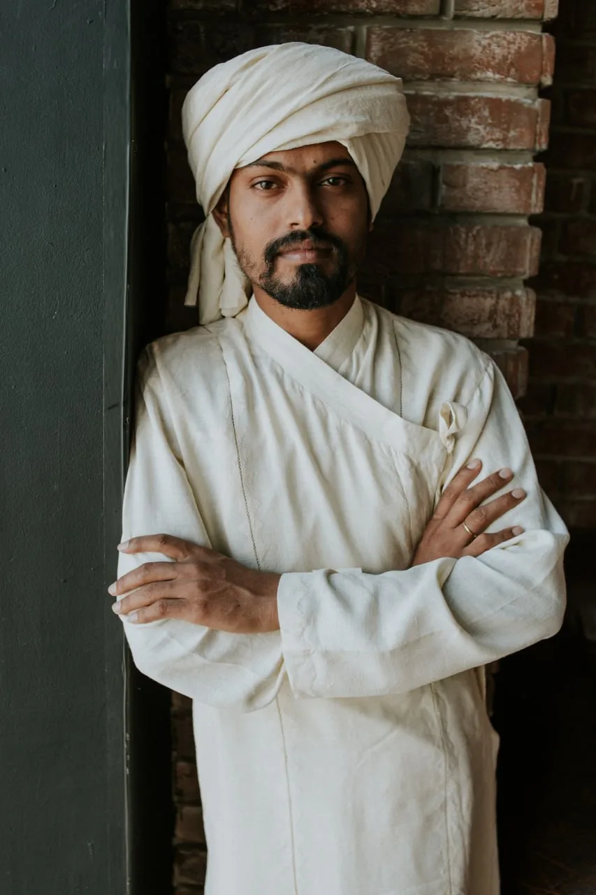  Парамгуру, йог-практик, духовный учитель, специалист по аюрведической медицине и питанию, мастер медитации.