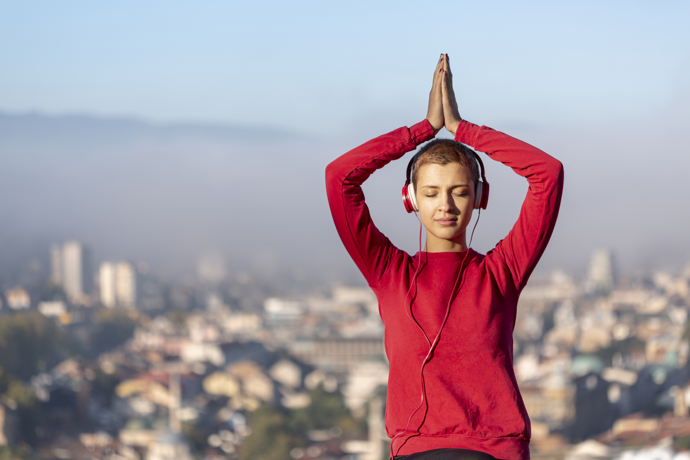 zensina-poziruet-na-ulice-srednii-vystrel.jpg zensina-poziruet-na-ulice-srednii-vystrel.jpg