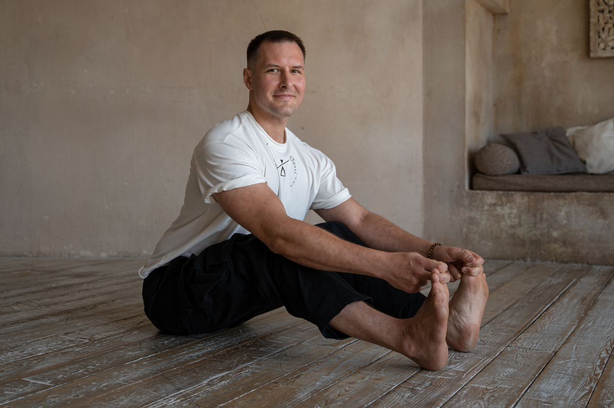 Илья Азуевский, сертифицированный преподаватель йоги, старший преподаватель студии «ЙогаДом» и практикующий психолог, гештальт-терапевт