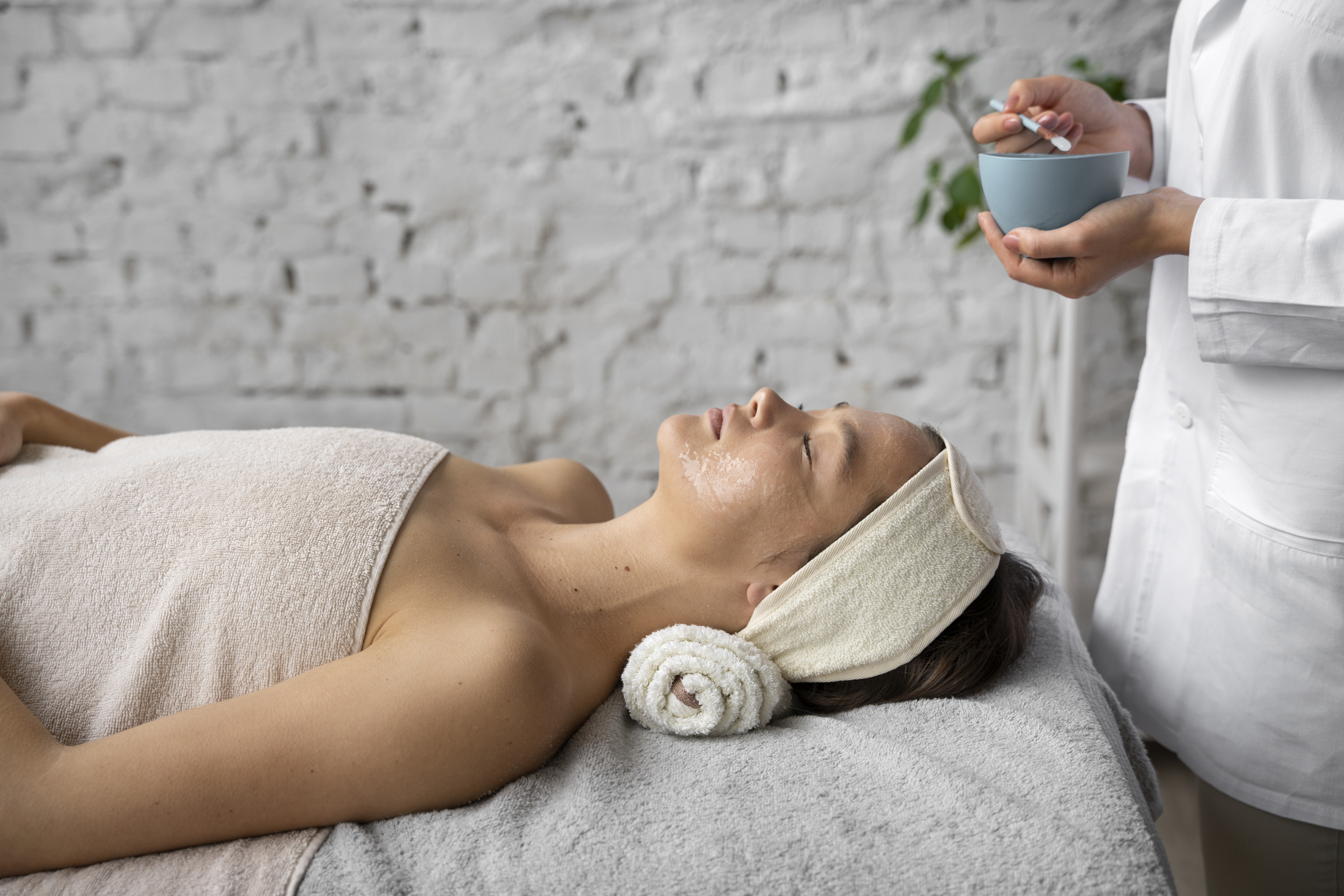 Бьюти-прогноз на 2026 год: от ИИ-диагностики до хронокосметологии и нейроупражнений side-view-woman-getting-massaged-spa.jpg