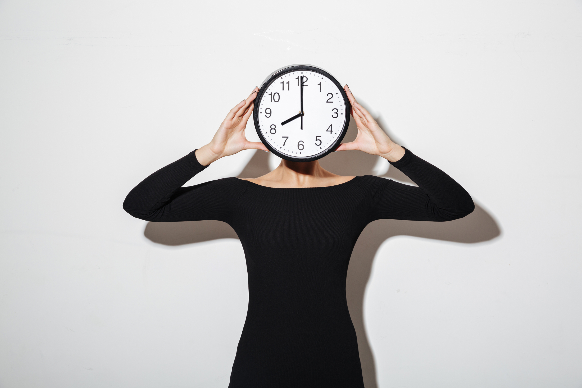 Бьюти-прогноз на 2026 год: от ИИ-диагностики до хронокосметологии и нейроупражнений business-woman-covering-face-with-clock.jpg