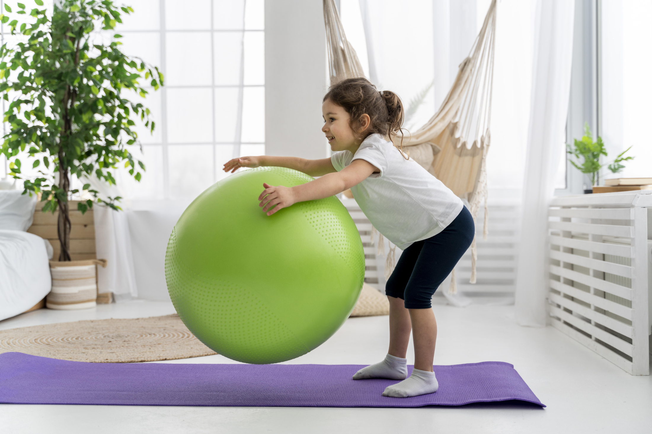 kid-training-with-gym-ball-full-shot.jpg kid-training-with-gym-ball-full-shot.jpg