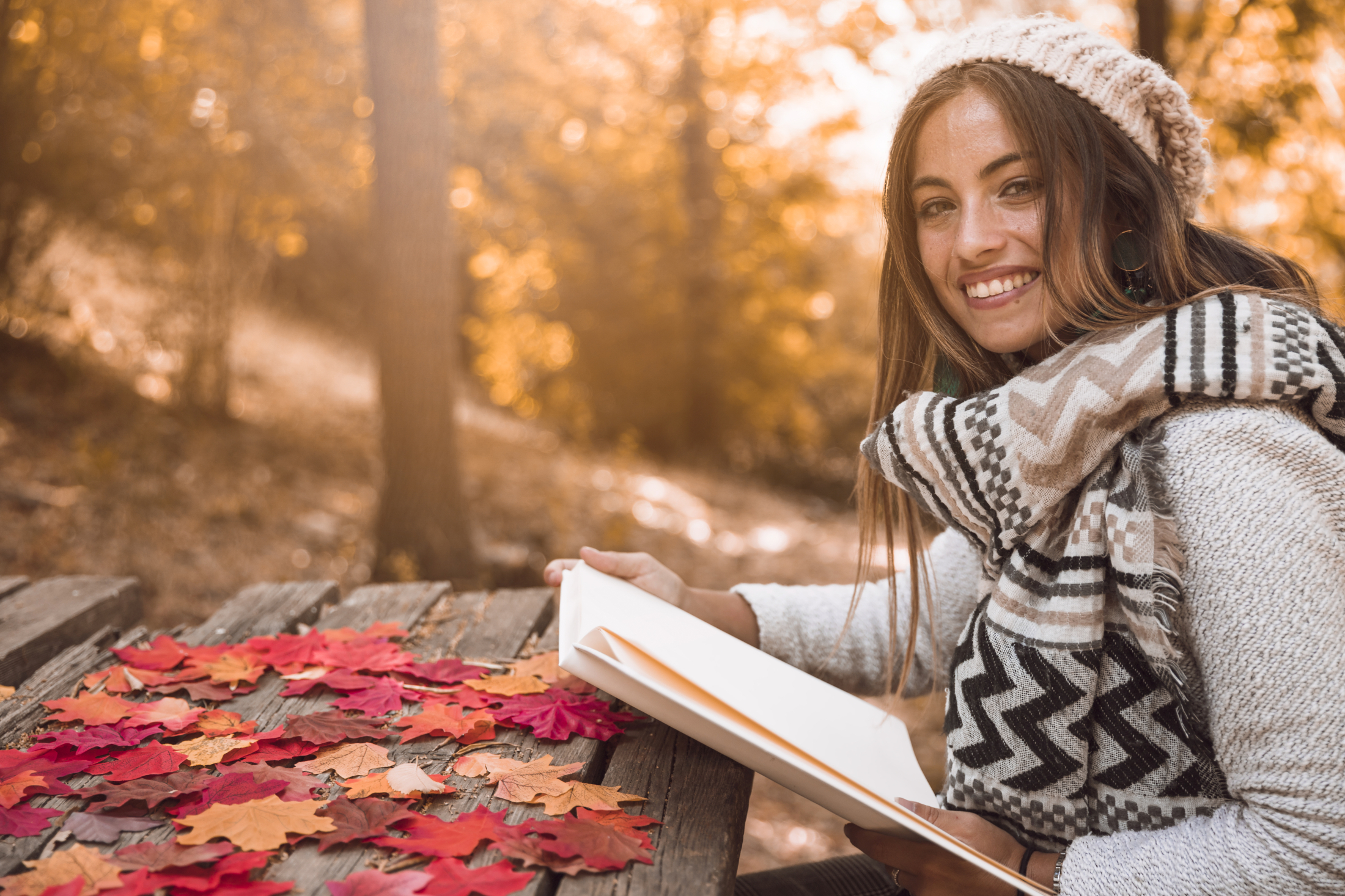 Переходный период, или как взять от осени максимум радости и света ulybka-zensiny-s-knigoi-otdyha-v-osennii-park.jpg