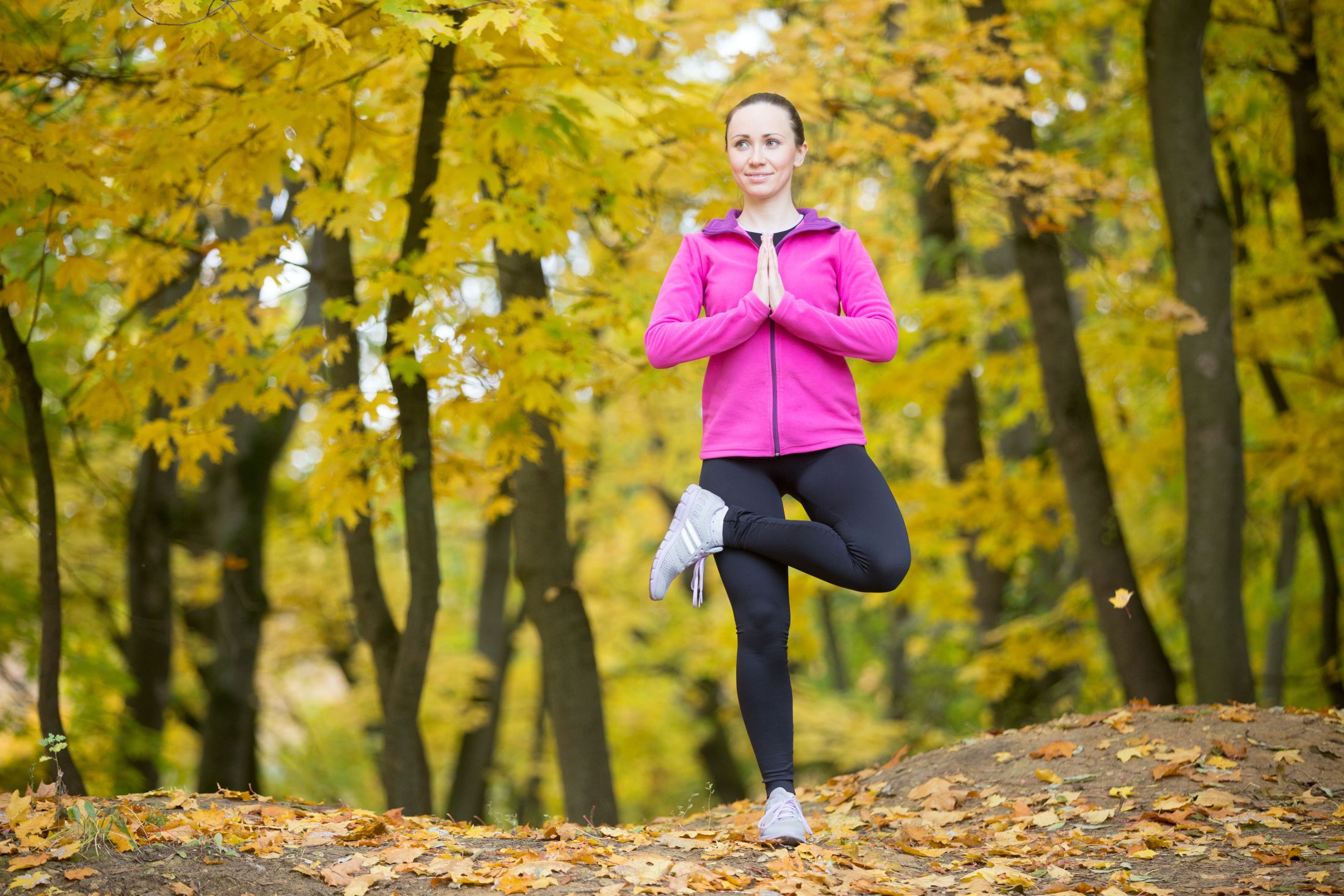 Осень без хандры: как поддержать тело и психику ioga-na-otkrytom-vozduhe-derevo-poza.jpg