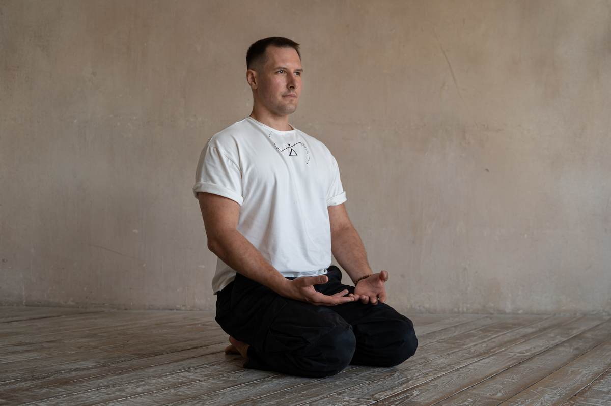Илья Азуевский, сертифицированный преподаватель йоги, старший преподаватель студии «ЙогаДом» и практикующий психолог, гештальт-терапевт