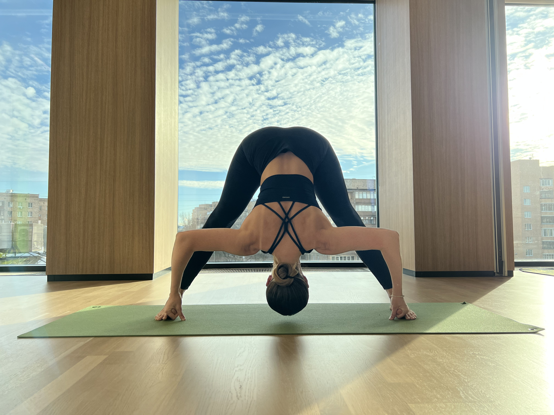 Медленная йога Прасарита Падоттанасана