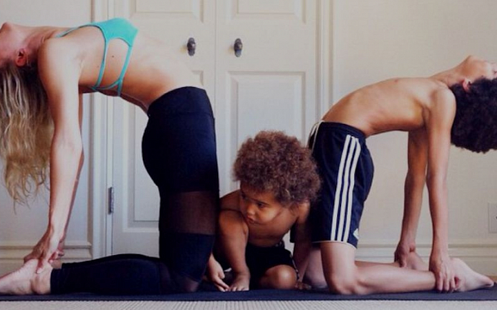 Популярный йога-инстаграм: мама, дети и безумные позы 