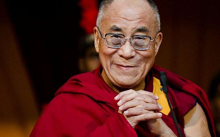 В коротком видеоролике Далай-лама отвечает на вопрос о законе кармы
