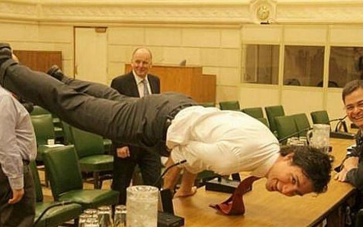 Политики занимаются йогой: впечатляющая Майюрасана от премьер-министра Канады