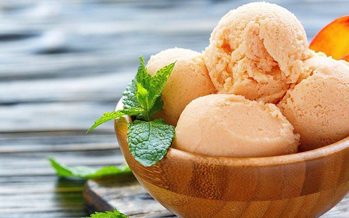 Полезное лакомство: рецепт персикового мороженого