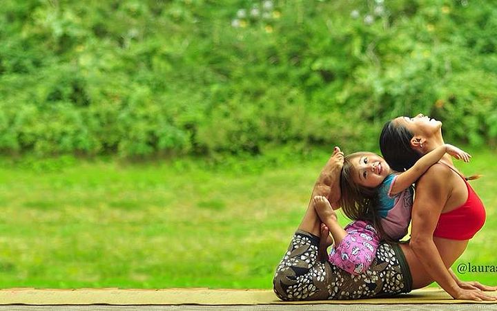 Мама с 4-летней дочкой занимаются йогой: очаровательные фото