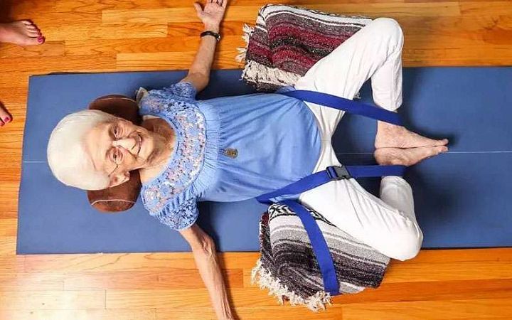 86-летняя женщина преобразовала себя при помощи йоги 