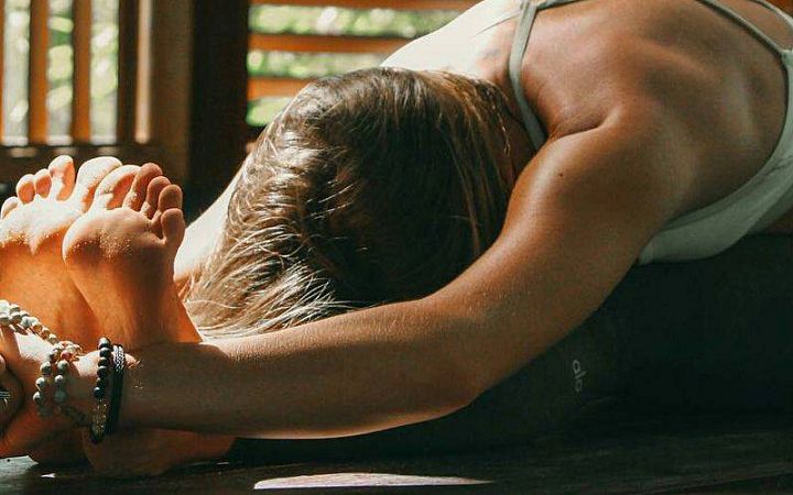 Почему практиковать йогу принято босиком