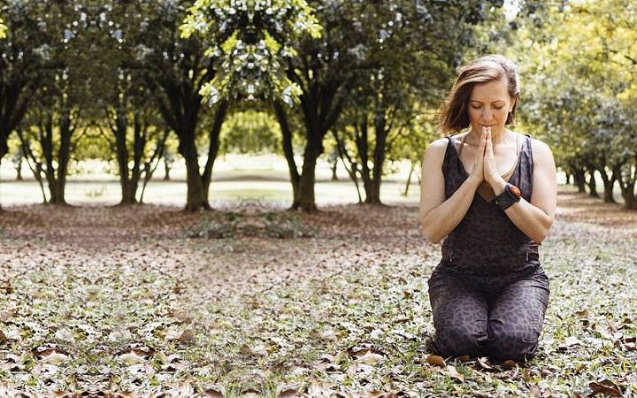 Йо­га в сочетании с аюр­ве­дой поможет справиться с симптомами ПМС
