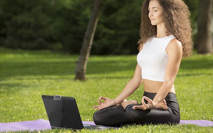 Весь день за компом: 5 упражнений йоги, которые принесут облегчение
