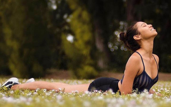 4 позы йоги от боли в пояснице