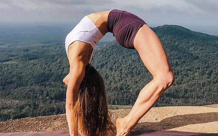 Позы йоги, которые помогут избавиться от живота