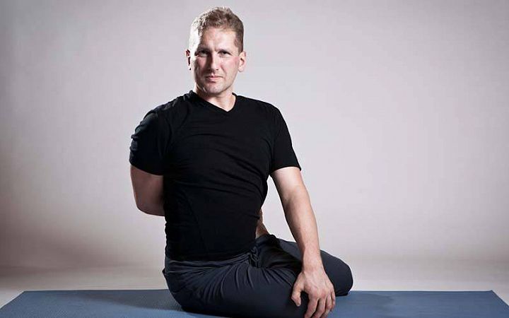 «В йогу никого не нужно затаскивать»: интервью с Сергеем Бабкиным