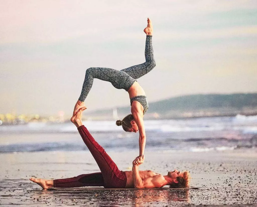 Акройога: 7 упражнений для него и для неё